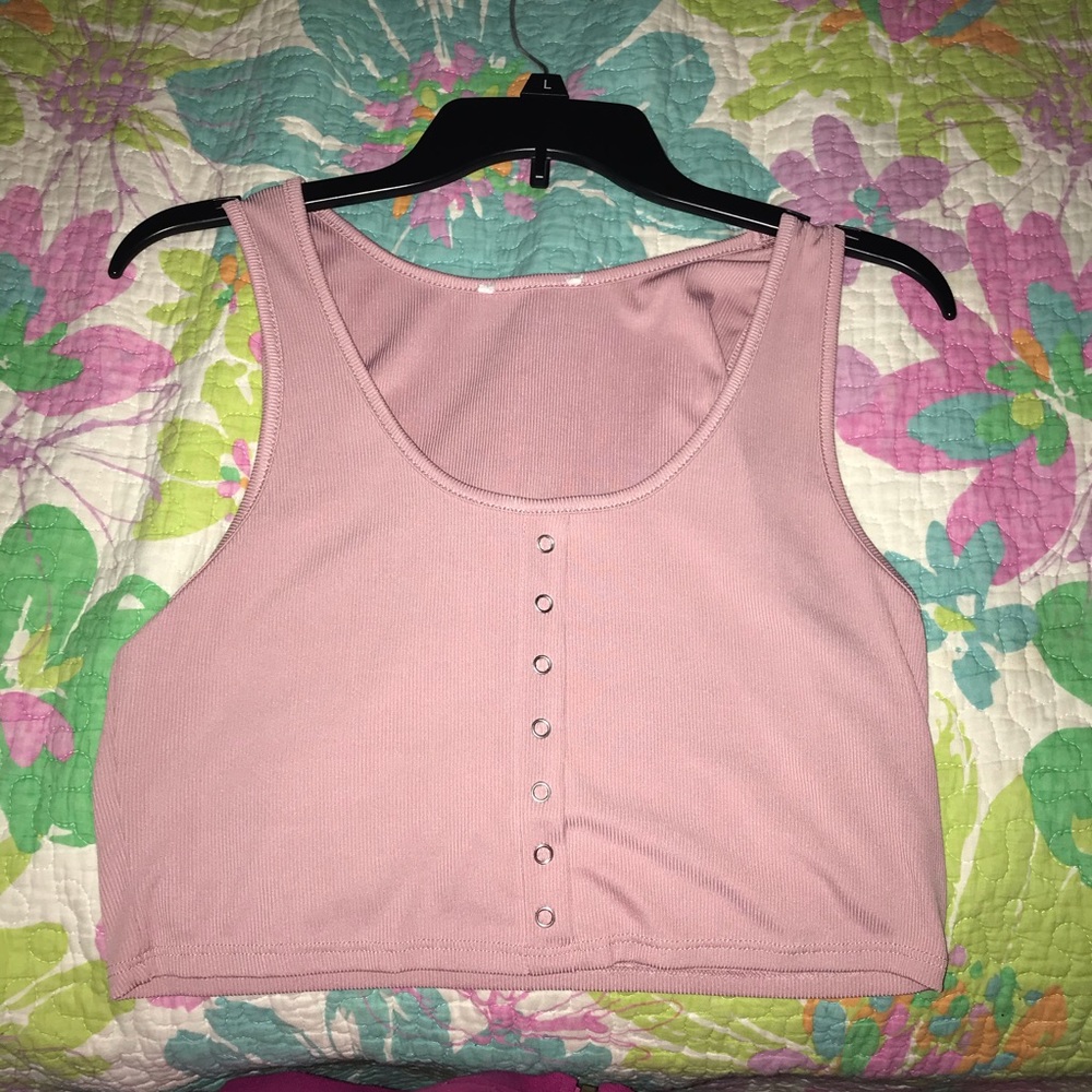 LIGHT PINK FAKE CLASP RIBBED FLOWY CROP TOP
